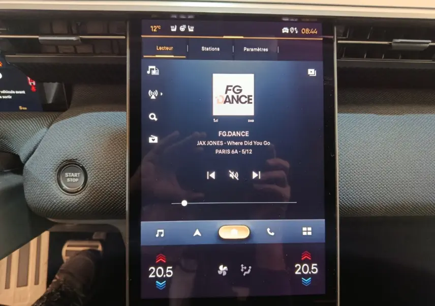 Écran tactile central de la Citroën C5 Hybride 2026, affichant la radio FG Dance, bouton Start/Stop visible à gauche.