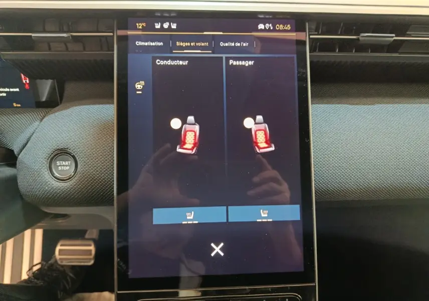 Vue rapprochée de l’écran tactile central du tableau de bord du Citroën C5 Hybride noir, affichant le réglage des sièges chauffants.