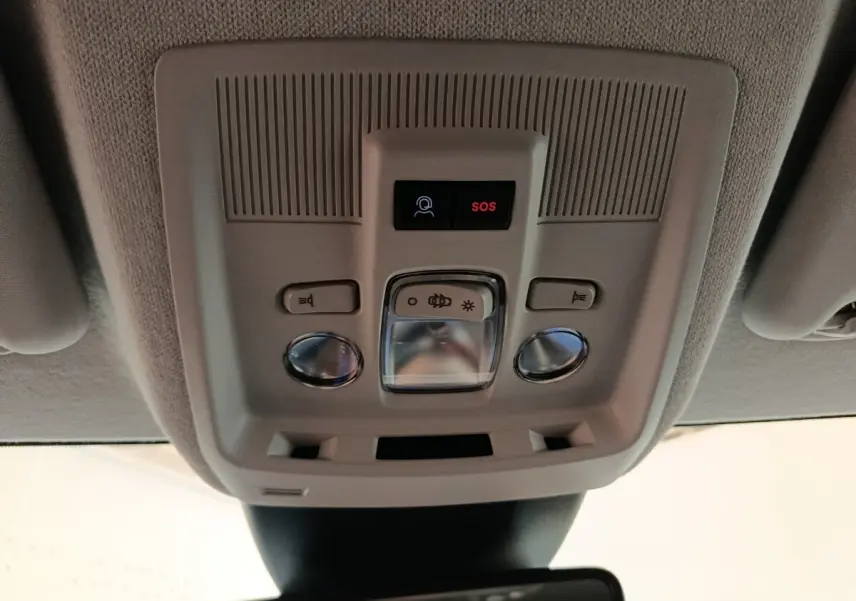 Plafonnier intérieur gris avec boutons d'éclairage et alerte SOS du Citroën C5 Hybride noir 2026.