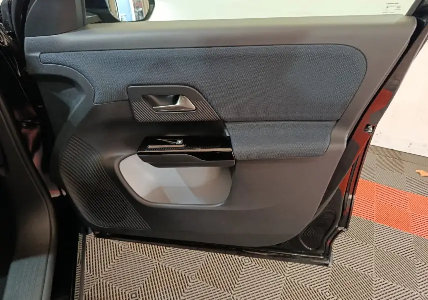 Vue intérieure de la porte arrière droite noire du Citroën C5 Hybride 2026 avec poignée et habillage textile.