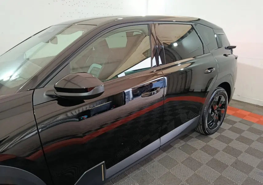 Vue côté gauche d'un Citroën C5 Hybride noir 2026, soulignant la porte et la jante noire brillante.
