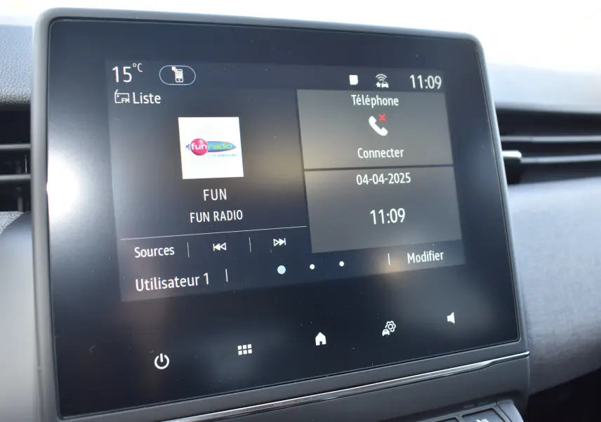Écran tactile central de la Renault Clio V gris, affichant la radio Fun Radio et les options téléphone à 11h09.
