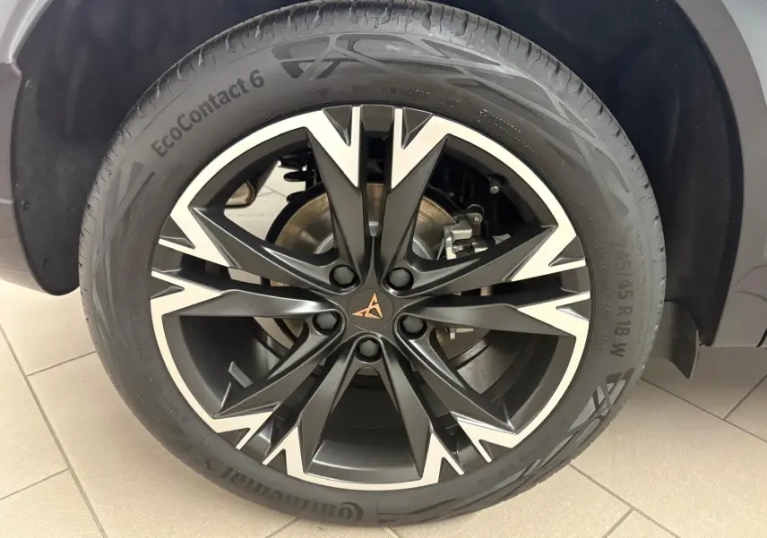 Gros plan sur la jante alliage 18'' usinée noire et argentée du CUPRA Formentor Gris Graphène 2025, pneu Continental.