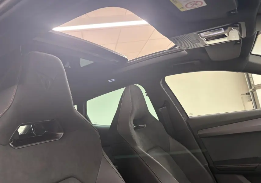 Intérieur du CUPRA Formentor 2025 avec sièges sport en alcantara et toit ouvrant panoramique ouvert.