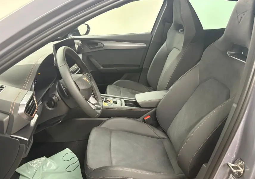 Intérieur avant droit du CUPRA Formentor gris Graphène 2025 avec sièges sport en cuir et alcantara, volant multifonction.