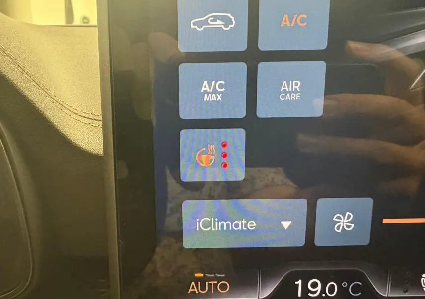 Affichage tactile intérieur du système de climatisation du CUPRA Formentor 2025 avec commandes de chauffage du volant activées.