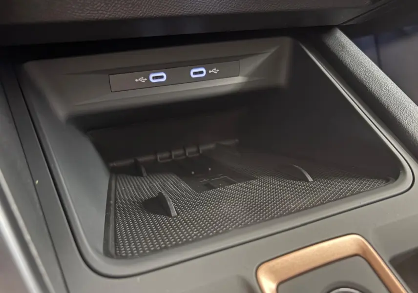 Espace de rangement central avec deux ports USB-C lumineux dans l'habitacle du CUPRA Formentor 2025.