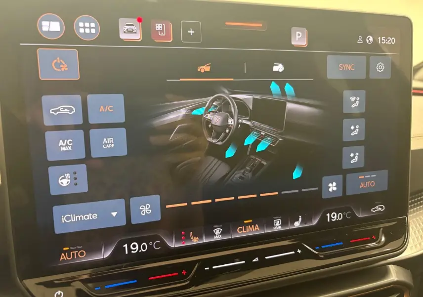 Écran tactile affichant la climatisation du CUPRA Formentor 2025 avec représentation intérieure et commandes digitales.