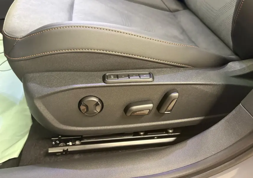 Gros plan sur les commandes de réglage électrique du siège conducteur en cuir noir avec surpiqûres marron du CUPRA Formentor 2025.