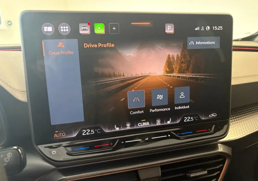 Écran tactile central du CUPRA Formentor 2025 affichant les modes de conduite avec ambiance intérieure moderne et finitions soignées.