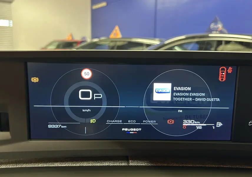 Affichage numérique du tableau de bord du Peugeot 3008 Bleu Ingaro, montrant la vitesse à 0 km/h et l'autonomie à 330 km.