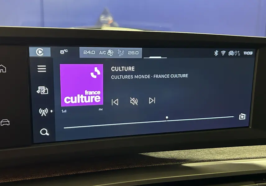 Écran tactile central du Peugeot 3008 III Hybrid 145 Allure affichant la radio France Culture en intérieur.