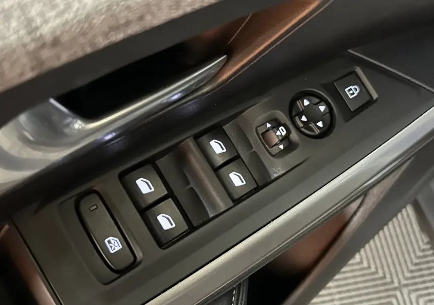 Panneau de commandes des vitres et rétroviseurs côté gauche intérieur du Peugeot 3008 Hybrid 2025, finition Allure.