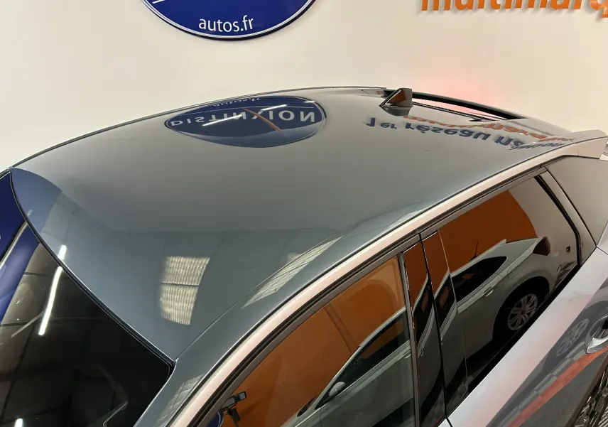 Toit panoramique noir brillant du Peugeot 3008 III HYBRID 145 e-DSC6 Allure Bleu Ingaro vu de côté droit.