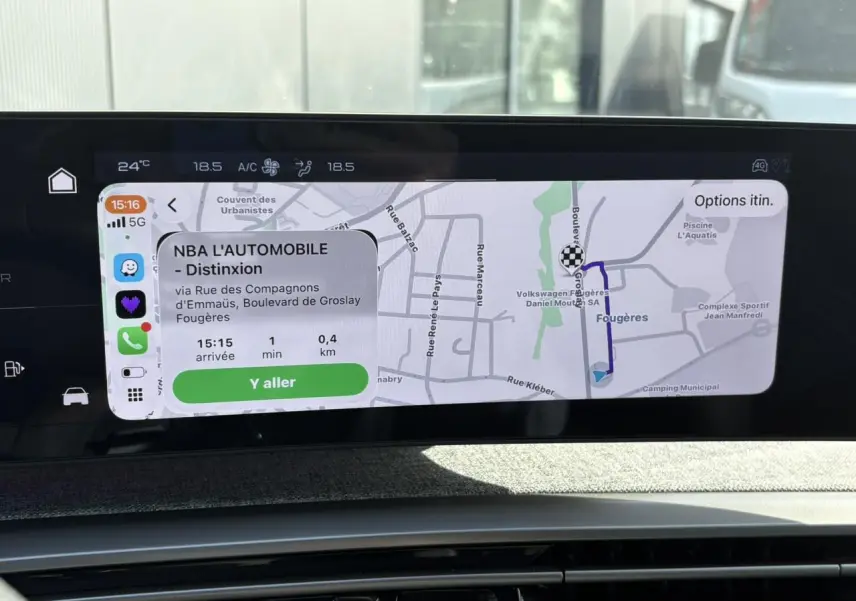 Écran tactile panoramique du tableau de bord du Peugeot 3008 Hybrid 145 e-DSC6 GT affichant une navigation GPS.