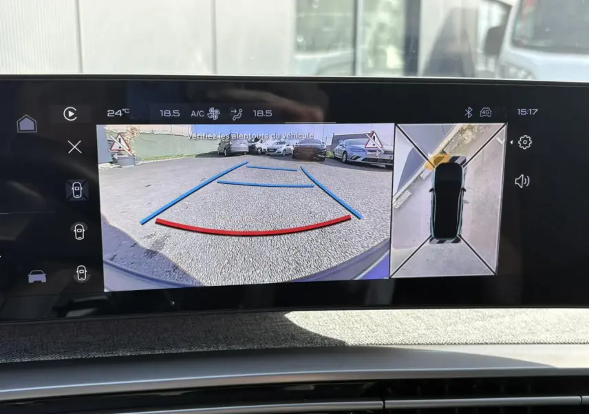 Écran central du Peugeot 3008 Hybrid 2025 affichant la caméra de recul et la vue 360° en stationnement.