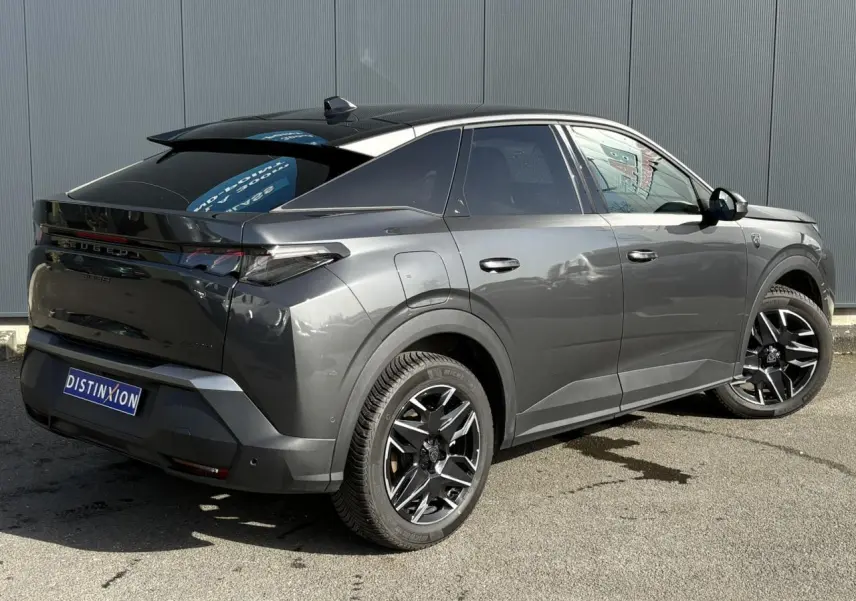 Peugeot 3008 Hybrid gris titane et noir, vue 3/4 arrière droit, jantes alliage noires diamantées et toit noir.