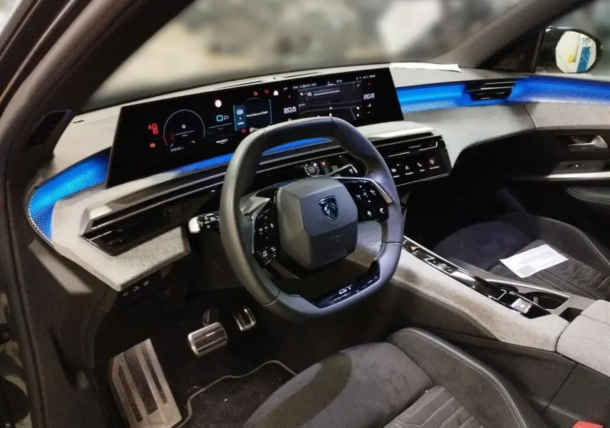 Gros plan sur l'appuie-tête avant en Alcantara gris avec logo Peugeot embossé dans l'habitacle du 3008 Hybrid.