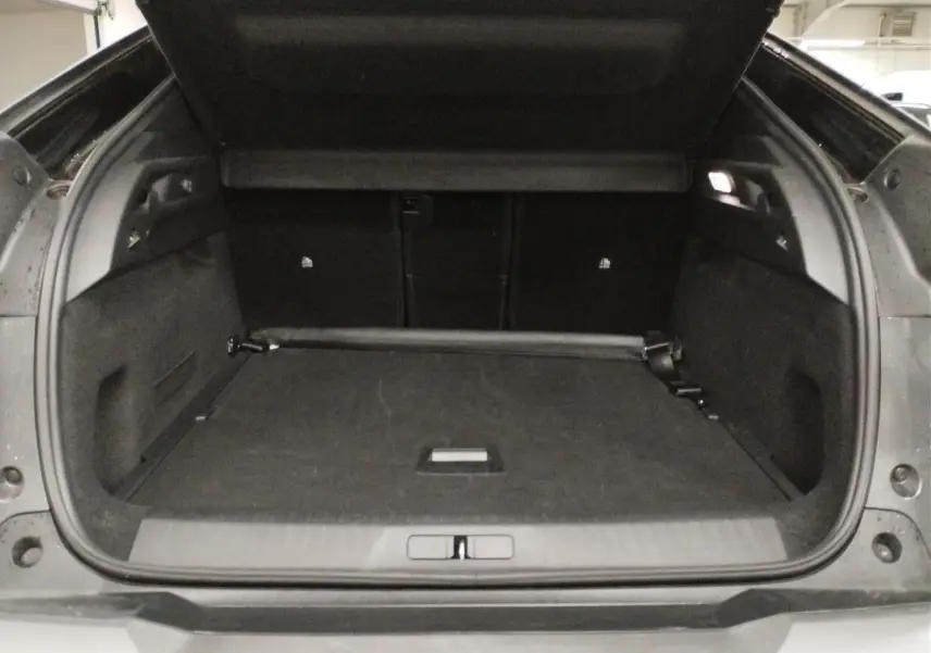 Vue intérieure côté conducteur du Peugeot 3008 Hybrid 145 GT, volant compact, écran incurvé panoramique et finitions Alcantara gris.