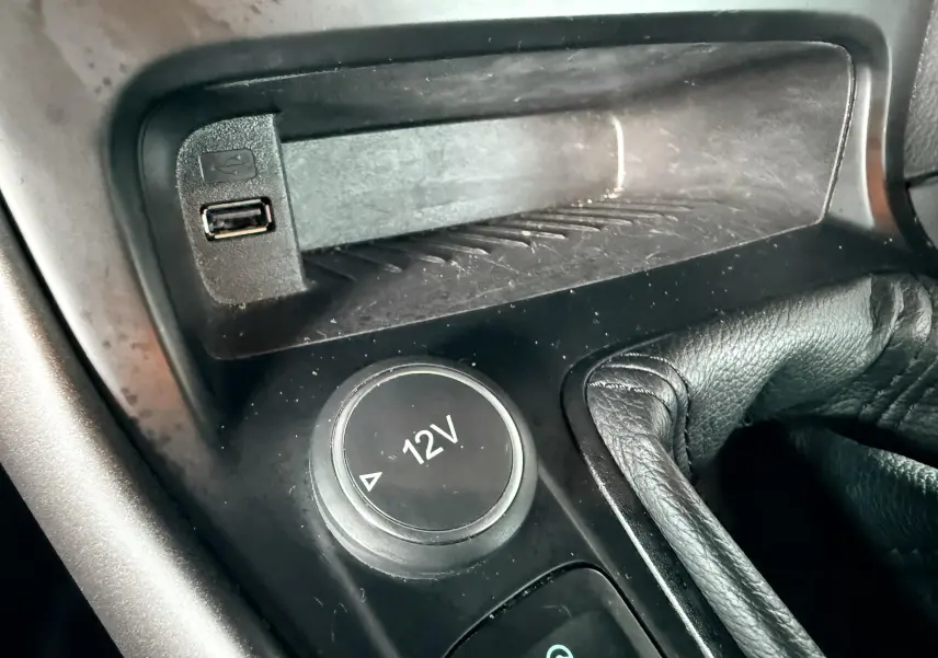 Poignée intérieure de porte côté gauche en plastique noir avec boutons de verrouillage sur Ford Focus gris 2018.