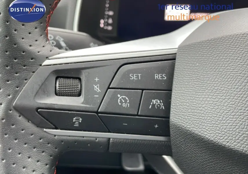 Gros plan sur les commandes au volant en cuir perforé de la SEAT Arona 2025, version FR Special Edition.