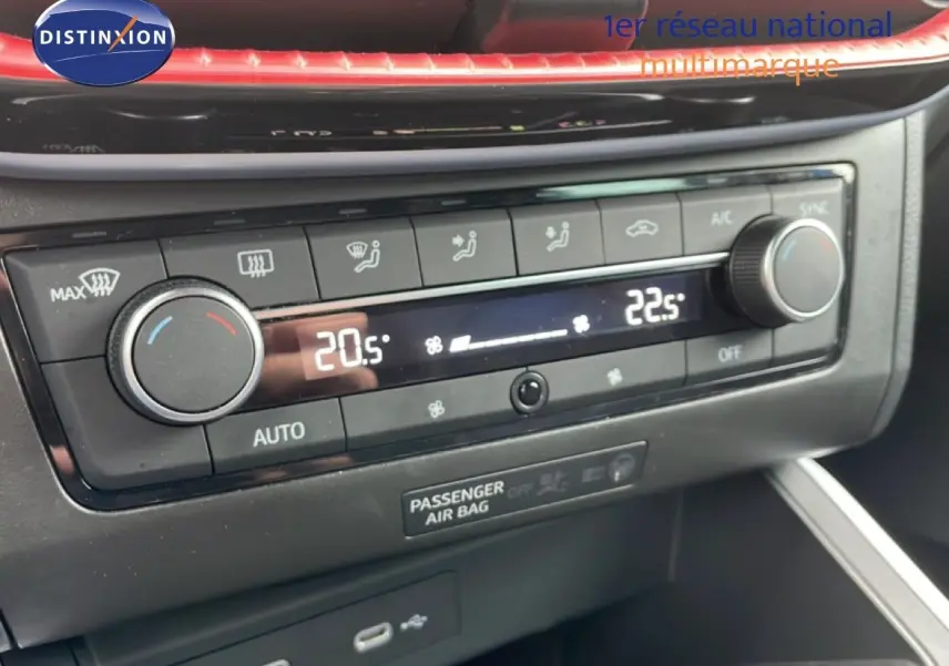 Tableau de bord du SEAT Arona 2025, zoom sur la climatisation automatique avec affichage digital et commandes rotatives.