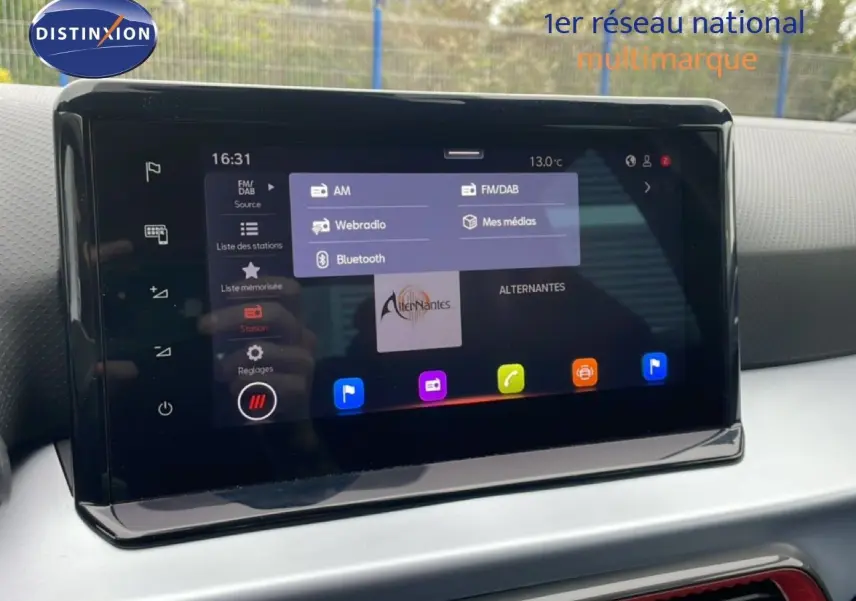 Écran tactile central du tableau de bord du SEAT Arona 2025 affichant les options radio et connectivité Bluetooth.