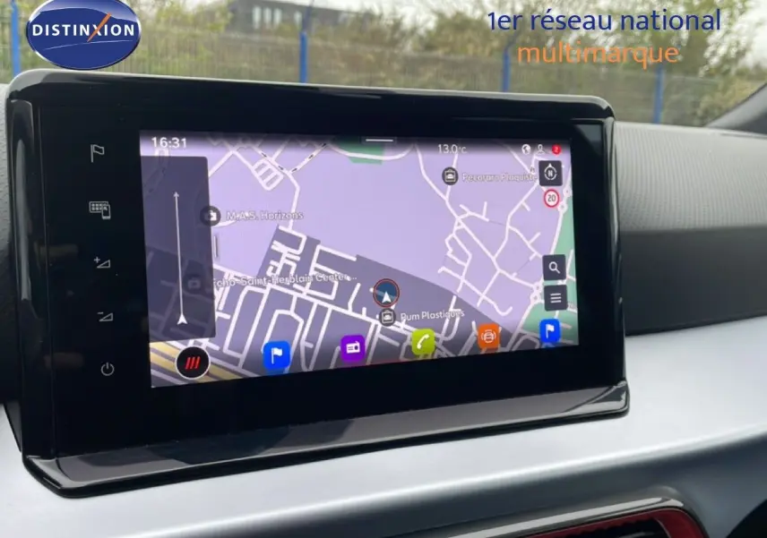 Écran tactile central avec navigation GPS dans l’habitacle d’une SEAT Arona 2025, finition FR Special Edition.