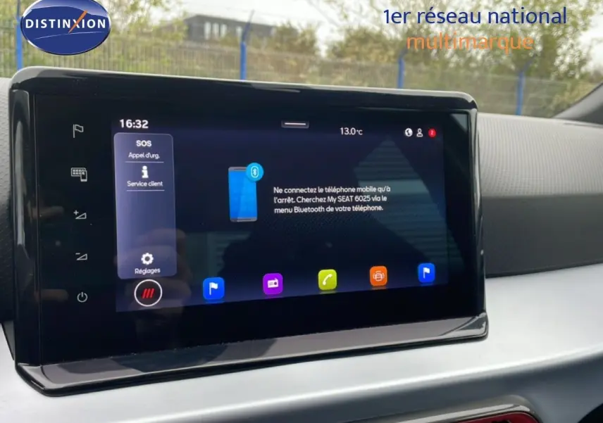 Écran tactile central de la SEAT Arona 2025 affichant les options Bluetooth et SOS, intérieur clair.