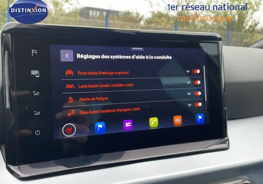 Écran tactile central du SEAT Arona 2025 affichant les réglages des aides à la conduite, intérieur noir moderne.
