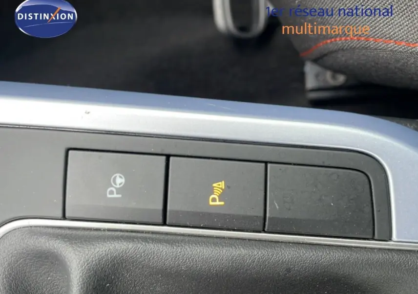 Gros plan sur les boutons de commande du système d'aide au stationnement dans l'habitacle du SEAT Arona 2025.