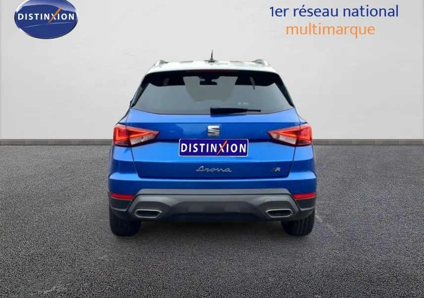 Vue arrière d'un SEAT Arona bleu saphir métal avec toit blanc, version FR Special Edition 2025.