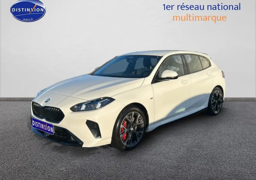 BMW Série 1 blanche vue 3/4 avant droit avec jantes bicolores et étriers de frein rouges visibles.