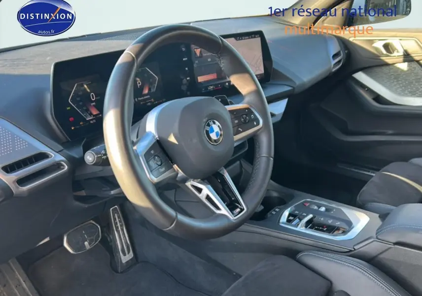 Intérieur de la BMW Série 1 (f40) 118d blanc alpin, vue côté conducteur sur le volant et tableau de bord digital.