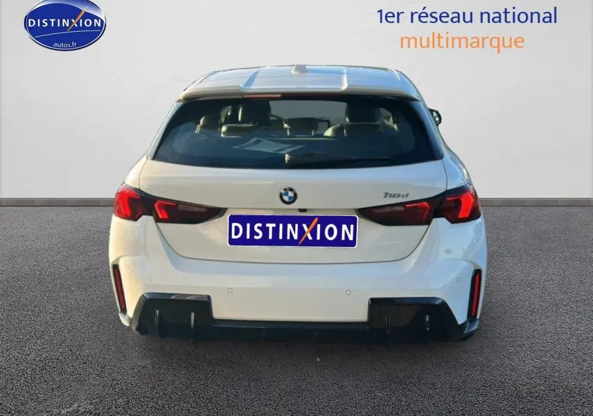 Vue arrière d'une BMW Série 1 blanche alpine 118d avec feux LED et diffuseur noir sportif.
