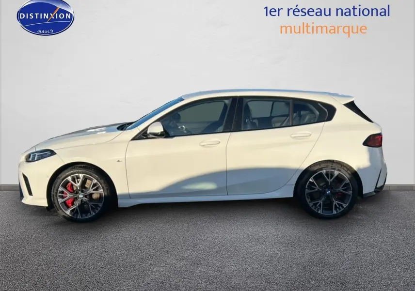 BMW Série 1 blanche alpin vue de profil côté gauche, avec jantes 18 pouces bicolores et étriers rouges.
