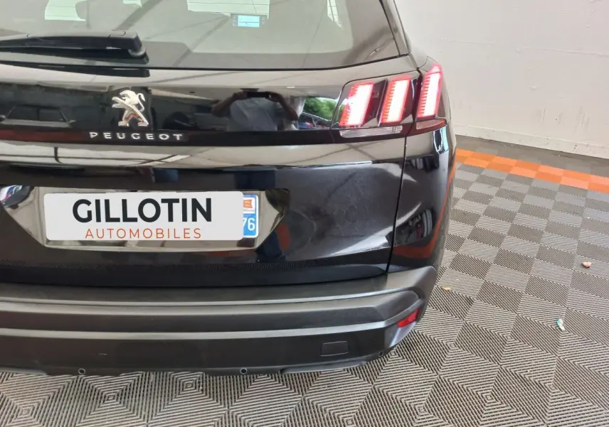 Vue arrière droite du Peugeot 3008 noir avec feux arrière LED distinctifs et logo Peugeot visible.