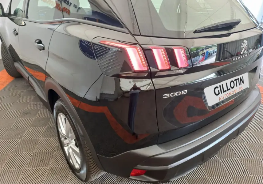 Vue 3/4 arrière droite du Peugeot 3008 noir avec feux arrière LED distinctifs et logo Peugeot visible.