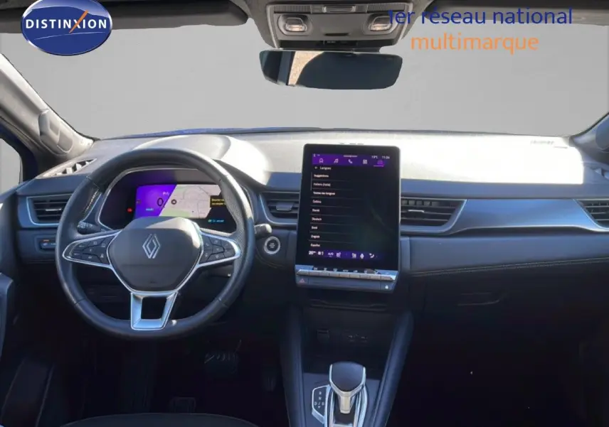 Vue intérieure du tableau de bord de la Renault Symbioz 2025, avec écran tactile vertical et volant multifonction noir.