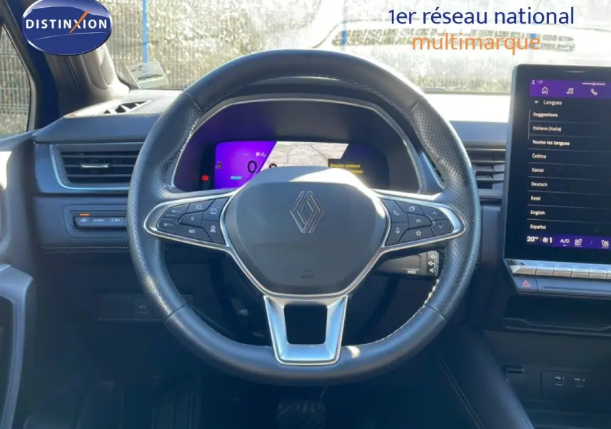 Vue intérieure centrée sur le volant noir perforé et le tableau de bord numérique du Renault Symbioz bleu Iron Metal.