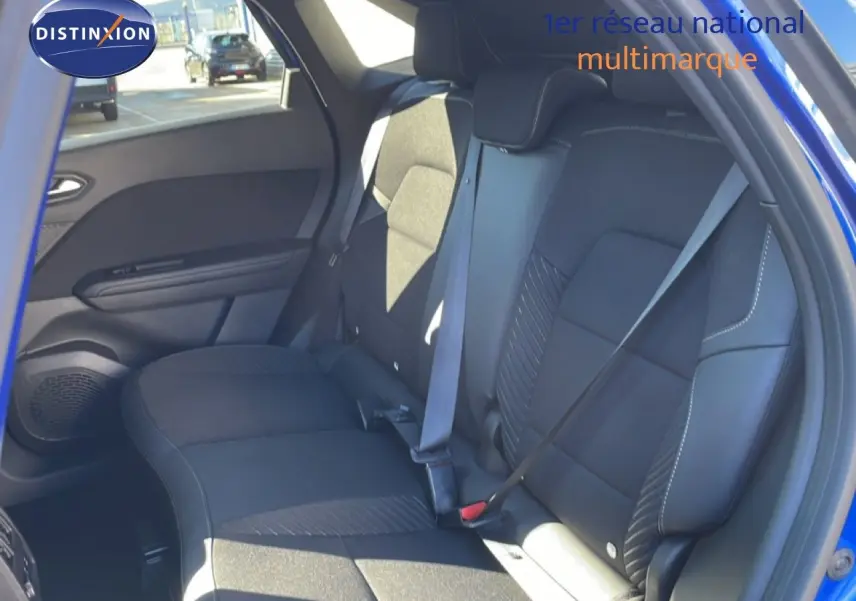 Vue intérieure côté droit des sièges arrière en tissu noir du Renault Symbioz bleu iron metal, avec ceinture de sécurité attachée.