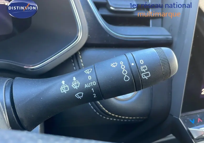 Gros plan sur la commande d’essuie-glace noire dans l’habitacle du Renault Symbioz bleu iron metal 2025.