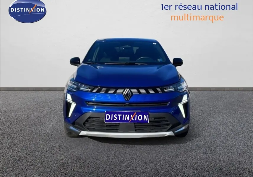 Vue frontale d’une Renault Symbioz 1.6 E-Tech Full Hybrid 145ch Iconic en bleu iron metal avec éclairage LED distinctif.