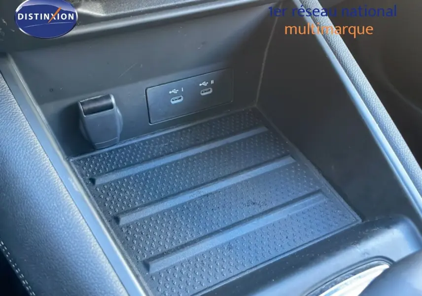 Gros plan sur la console centrale intérieure noire du Renault Symbioz 2025 avec ports USB-C doubles visibles.