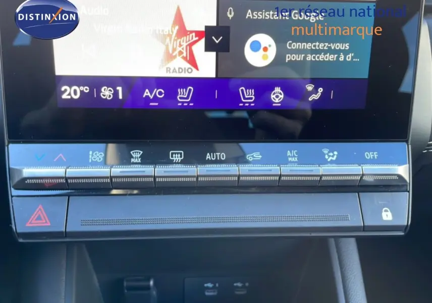 Vue rapprochée de la console centrale tactile du Renault Symbioz 2025 avec commandes climatisation et écran couleur.