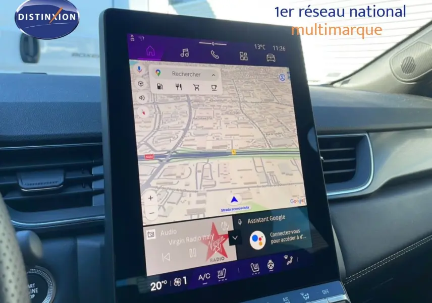 Écran tactile central affichant la navigation et la radio dans le tableau de bord d’une Renault Symbioz bleu iron metal.