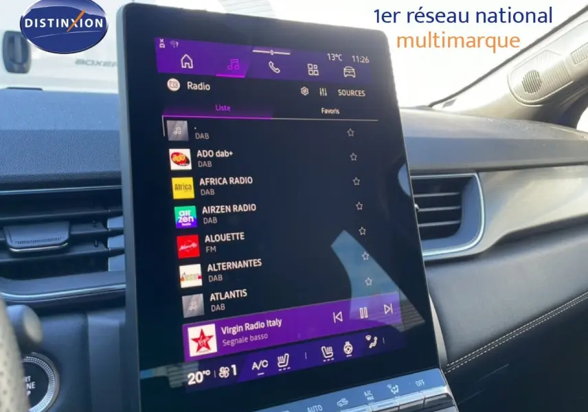Vue rapprochée de l’écran tactile central du Renault Symbioz 2025, affichant les stations radio, intérieur noir.