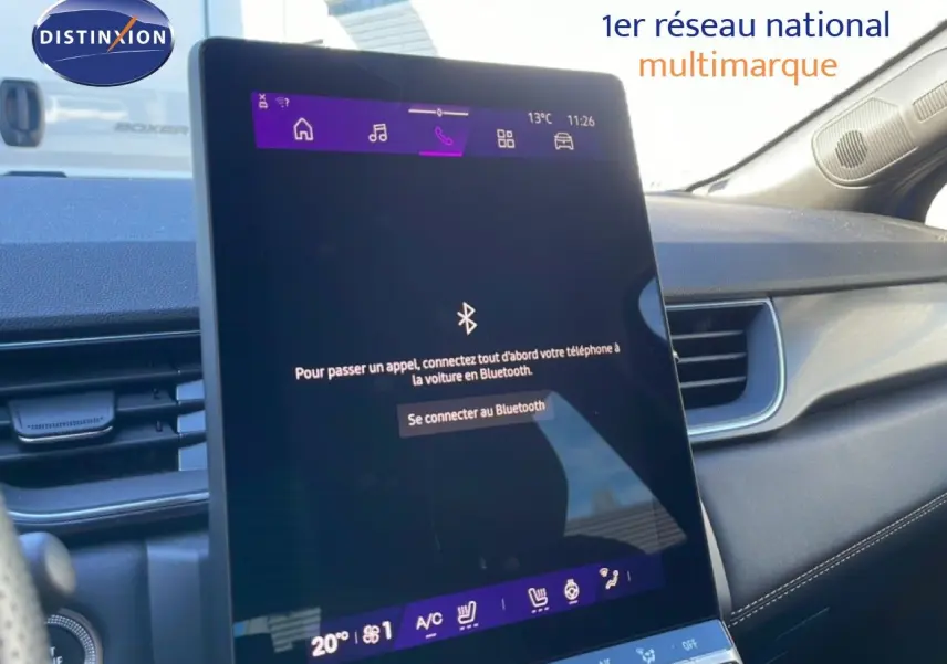 Vue rapprochée de l’écran tactile central du tableau de bord d’une Renault Symbioz bleu iron metal, affichant la connexion Bluetooth.