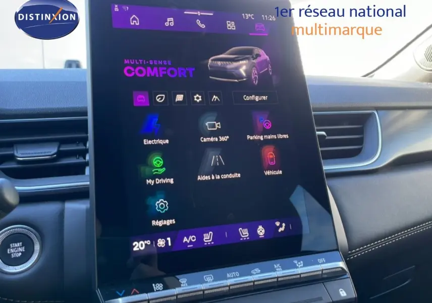 Vue intérieure centrée sur l'écran tactile vertical du tableau de bord du Renault Symbioz bleu iron metal, affichant les options de conduite.