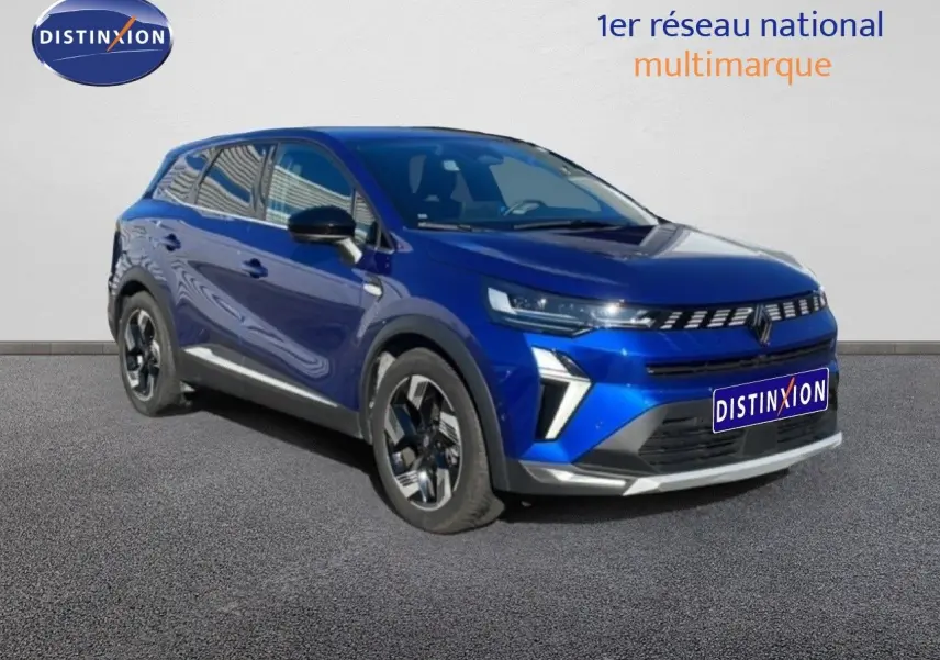 Renault Symbioz bleu iron metal en 3/4 avant droit, SUV hybride avec calandre et jantes distinctives.
